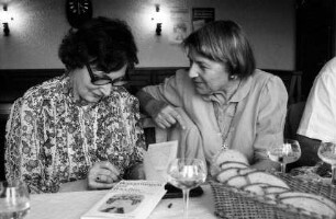 Laufen: Winzergenossenschaft, Ingeborg Hecht-Studniczka, Buchübergabe "Begegnungen mit Bacchus", Morstadt Verlag, Kehl, beim Autogramme geben