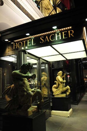 Hotel Sacher : Blick auf den Eingangsbereich des bekannten Hotels Sacher