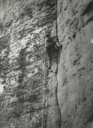 Sächsische Schweiz. Kleiner Zschand, Bärfangwarte. Seilschaft Karlheinz Gonda/Gerhard Junghans an der Stolleverschneidung (VIIb)