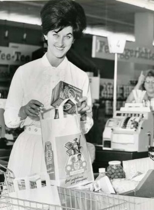 Rüsselsheim. Supermarkt im Rhein-Main-Einkaufszentrum. Eine Kundin verpackt lächelnd die gekaufte Ware in einen Beutel