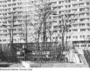 Blick zum Appartementhaus an der Prager Straße, auf der Bank A. R., ein Freund des Fotografen