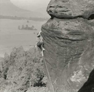 Sächsische Schweiz. Pfaffenstein, Südliche Pfaffenschluchtspitze. Bernd Arnold an "Der Ringlose", Erstbegehung am 10. Oktober 1982