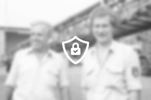 St. [Name maskiert] 19. Jugendaustausch: Besuch der Feuerwache Billstedt: zwei Feuerwehrleute: 18. [Name maskiert]