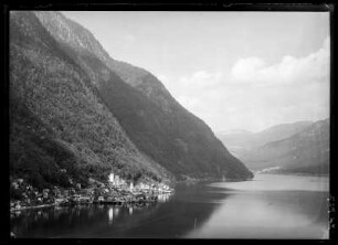 Österreich, Hallstatt. Blick von Süden über Hallstädter See nach Hallstatt