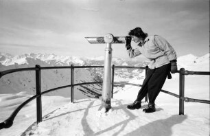 Oberstdorf: Nebelhorn; Aussichtsterrasse, Mädchen sieht durch Fernrohr