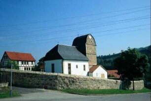 Blick auf die Kirche von SW, dahinter das Pfarrhaus; Kirchhofsmauer
