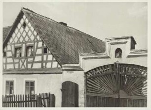 Sudetengau. Schlada bei Franzensbad. Ansicht des Fachwerkgiebels eines Bauernhauses und des kunstvoll gestalteten Zugangs zum Bauernhof