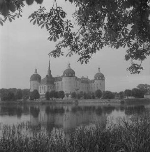 Blick auf das Jagdschloss Moritzburg von Südwesten