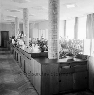 Kreissparkasse, Hauptzweigstelle: Paul-von-Schoenaich-Straße: Einweihung: Innenansicht: Schalterhalle: Säulen, Blumen auf Tresen: dahinter Gäste, 20. Mai 1960