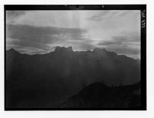 Reise nach Tirol. Bergkette