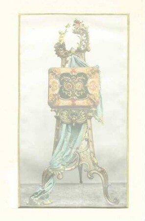 Stuckverzierter hölzerner Ständer mit blauem Tuch drapiert, darauf ein mit Wappen geschmückter Prachtbuchband