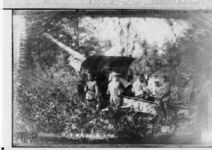 Soldaten mit Feldkanone
