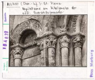 Aulnay, St. Pierre: Südliches Querschiff, Fassade, Kapitellzone am Mittelfenster