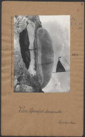 Hartgußpanzerturm auf dem rechten Kehlpunkt von der rechten Flanke aus
