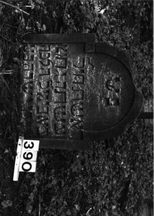 Grabstein 390 (Index: 99897926) Maße HxBxT: 68x60x10 cm: Grabstein 390