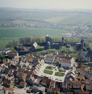 Stolpen. Stadtkern mit Marktplatz, Stadtkirche und Burg. Luftbild-Schrägaufnahme von Norden
