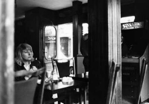 Frau im Bistro, Paris
