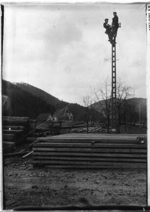 Arbeiter auf dem Strommast