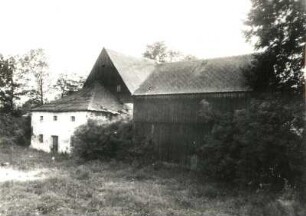 Großhartmannsdorf, Hauptstraße 97. Bauernhof. Nebengebäude und Scheune