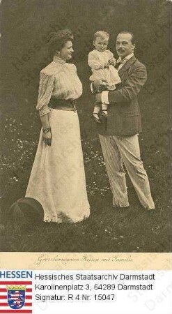 Ernst Ludwig Großherzog v. Hessen und bei Rhein (1868-1937) / Porträt mit Ehefrau Eleonore geb. Prinzessin v. Solms-Hohensolms-Lich (1871-1937) und Sohn Erbgroßherzog Georg Donatus (1906-1937) auf Wiese stehend, Georg auf dem Arm seines Vaters, Ganzfiguren