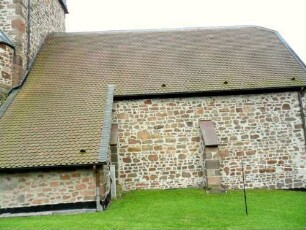Langhaus (Gotisch-15 Jhd) über Traufseite Nord (einst festes Langhaus mit Speichergeschoß) sowie Anbau unter Schleppdach