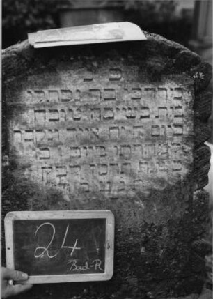 Grabstein 24 (Index: 99753456) Material: Kalkstein ? Zustand: stark verwittert Maße HxBxT: 110x60x40 cm Beschreibung: Rustica-Stele, Rustica-Sockel: Grabstein 24 (Nachholaufnahme 2)