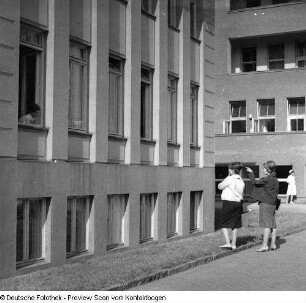 Kinderklinik in der Medizinischen Akademie, Zirkusvorführung im Innenhof