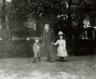 Kroll, Rudolf ud Finsterbusch, Daniel Reinhold : Der Kantor und Musikdirektor Daniel Reinhold Finsterbusch mit seinen Enkelkindern Rudolf und Margarethe Kroll