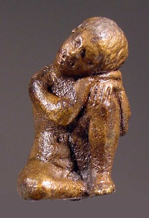 Römische Statuette eines hockend schlafenden Knaben