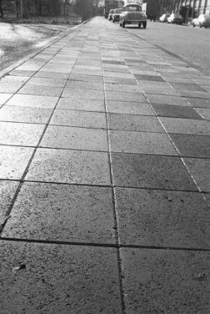 Zunehmende Belegung von Gehwegen mit Verbundplatten
