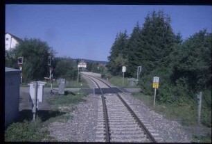 Strecke in km 5+400 mit Bahnübergang