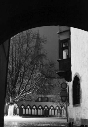 Freiburg: Turmstraße durch Bogen auf Rathausplatz im Schnee