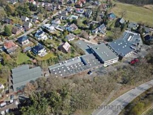 Lütjensee: Luftbild des Betriebsgeländes des Paul-Albrechts-Verlags an der Gutenbergstraße, links oben Wohnbebauung an der Peemöller Allee