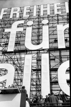 Berlin: Willy Brandt auf Tribüne