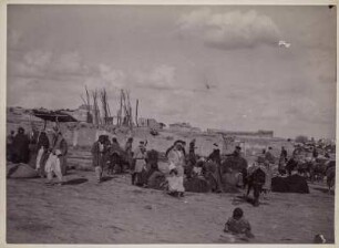 Personengruppe : Personengruppe auf einem Platz in Mossul.