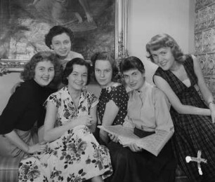 Gruppenaufnahme von sechs jungen Damen