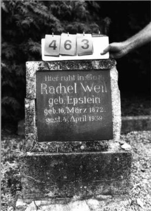Grabstein 463 (Index: 99797562) Material: Kunststein, Granitplatte Zustand: stark verwittert Maße HxBxT: 73x55x24 cm Beschreibung: Stele, quadratisch, Sockel: Grabstein 463