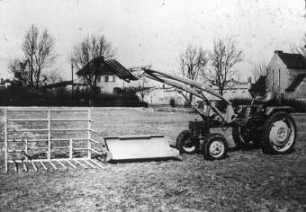Stallarbeitsmaschine RS 09 mit Frontlader T 150 und Ladegabel