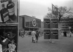 Basel: Neue Messehalle, Frontalansicht, Vordergrund Plakate