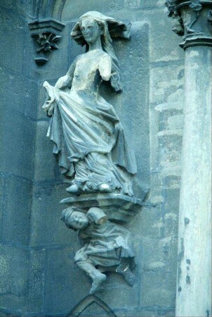weibliche Statue neben dem Eingangsportal der Liebfrauenkirche