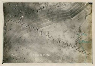 Foto dreier zerschossener Panzer und eines abgestürzten feindlichen Flugzeugs bei der deutschen Stellung südlich von Bullecourt (Luftbild)