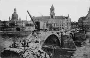 Dresden. Abbruch der Augustusbrücke 1907. Ansicht gegen Frauenkirche und Ständehaus. Reproduktion einer Fotografie (Weltpostkarte), gedruckt im Verlag Max Köhler, Dresden