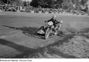 Motorrad-Sandbahnrennen in Panitzsch. Motorradfahrer Herbert Dorn und Günther Haferkorn (Berlin) auf dem Beiwagenmotorrad (BMW)