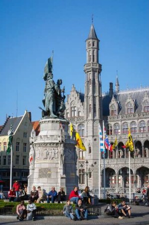 Belgien. West - Vlaanderen. Brugge. Marktplatz. Denkmal der Zunftmeister und Provinciaalhof