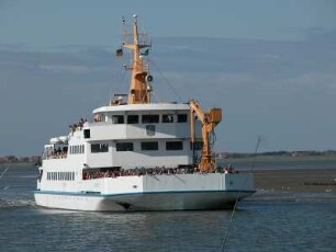 Wattenmeer vor der Nordseeinsel Baltrum : Ein Schiff fährt auf dem Wattenmeer vor der Nordseeinsel Baltrum, aufgenommen 2004