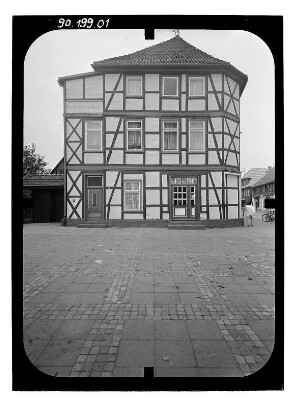 Hagenow, Rudolf-Breitscheid-Platz (Lindenplatz). Wohnhaus. Straßenfront