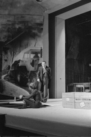 Szenenbilder aus "Die Abenteuer der Johanna von Döbeln", Schauspiel von Helmut Baierl. Maxim-Gorki-Theater Berlin, 15.06.1976 (Premiere am 18.06.1976) : Mit Swetlana Schönfeld (Johanna Deike), Dieter Wien (Günter Klein), Christoph Engel (Eduard Rohnert), Dietmar Obst (Arno), Lotte Loebinger/Ursula Mundt (Blumenfrau), Evamaria Bath (Rau Lobstett), Jochen Thomas (Paul Lobstett), Christa Löser (Krankenschwester), Tim Hoffmann (Schöffe) u. a.