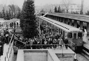An einem Bahnsteig