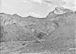 Fluss : Ein Fluss mit Ufermoränen im Tian Shan Hochgebirge