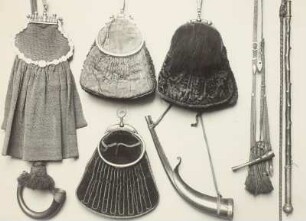 Vier Schwedler (Jagdtaschen), drei Hörner und eine Peitsche